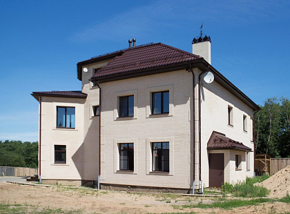 Объект из Облицовочный кирпич ЛСР белый  с гладкой поверхностью